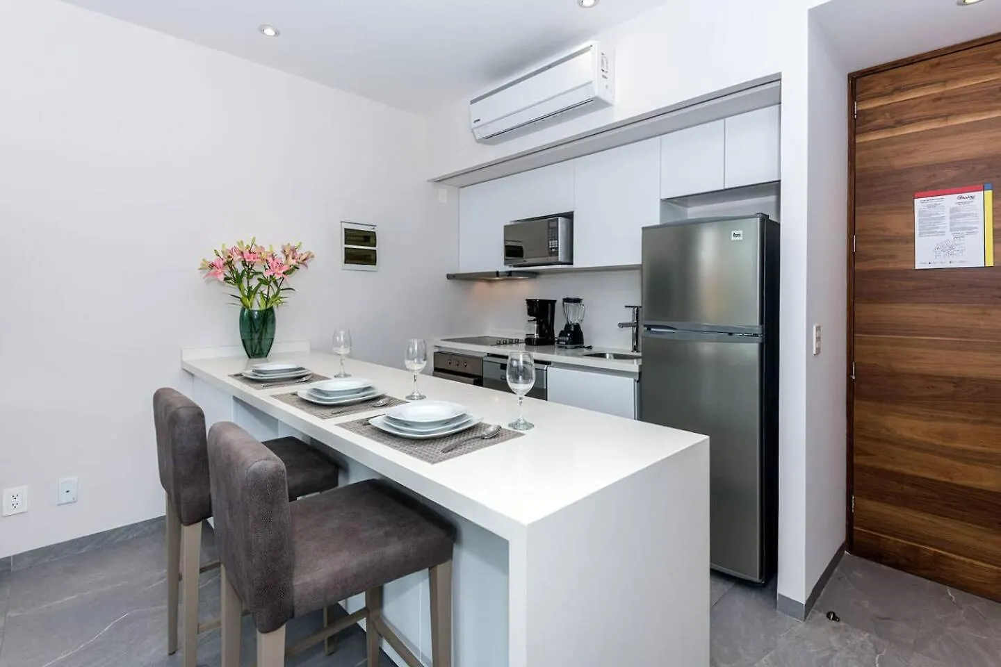 Luxury Condo, 150Mb, 1 Bedroom, Gym, Pool, Sauna Playa del Carmen Mexico