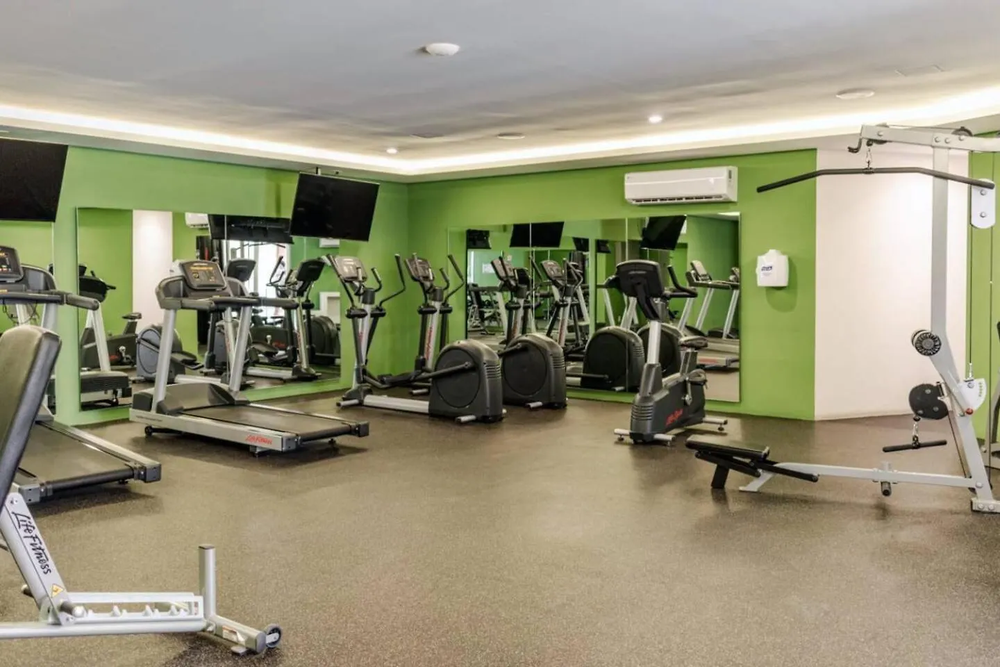Luxury Condo, 150Mb, 1 Bedroom, Gym, Pool, Sauna Playa del Carmen Mexico